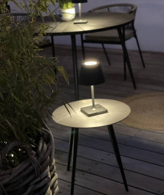 Enkel sort bordlampe med batteri til havebordet eller til camping