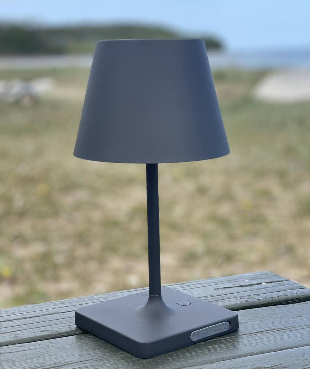 Enkel sort bordlampe med batteri til havebordet