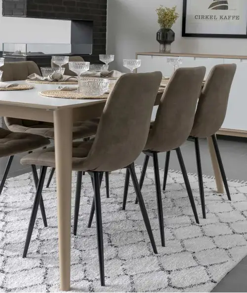 Middelfart Spisebordsstol - Stol i lysebrunt microfiber med sorte ben