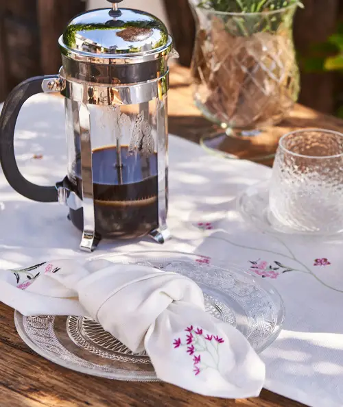 Stof serviet med blomstret broderi - 4 stk.