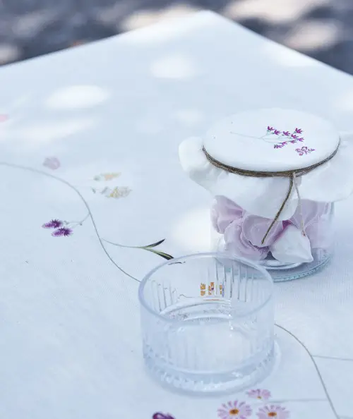 Dug med blomstret broderi 240 cm