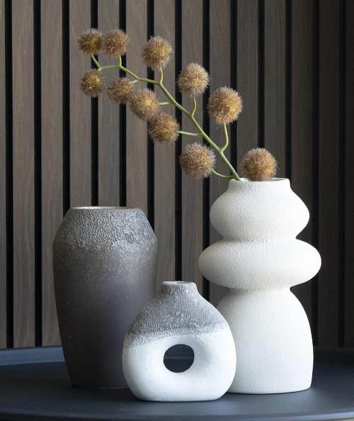 Keramik vase med runde former i beige - ø14