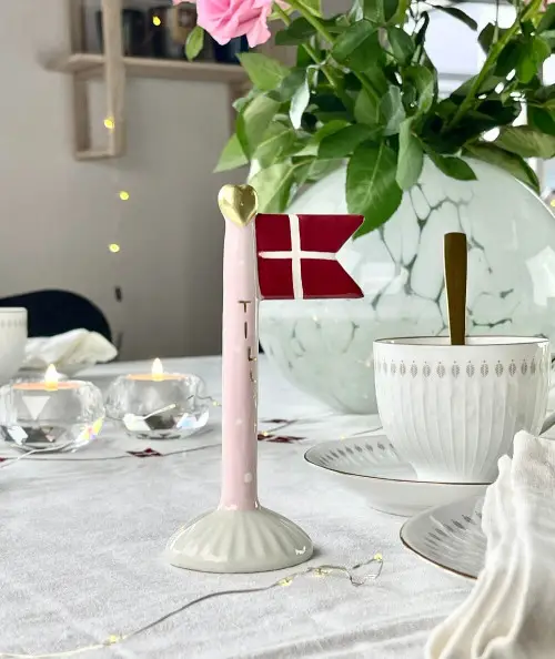 Keramik fødselsfagsflag i lyserød/hvide prikker og grå fod