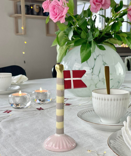 Keramik fødselsdagsflag med grå/gule striber og lyserød fod