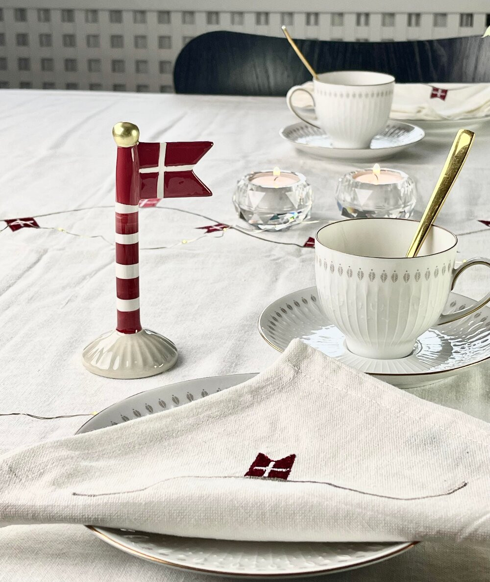 Festlig Rød Keramiske fødselsdagsflag i rød og hvid - Festlig dekoration til enhver ...