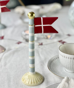Stort keramik fødselsdagsflag i lyseblå/hvid/guld striber og gul fod