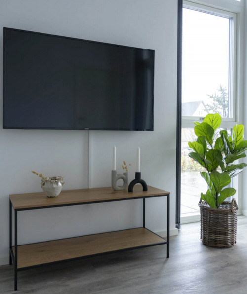 Vita TV-bord med sort ramme og to egetræslook hylder
