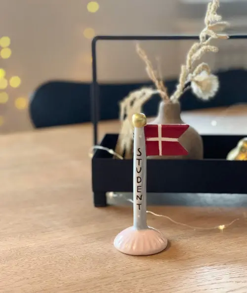 Keramik studenterflag i blå med lyserød fod