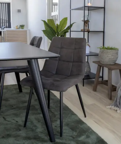 Middelfart Spisebordsstol - Stol i mørkegråt microfiber med sorte ben