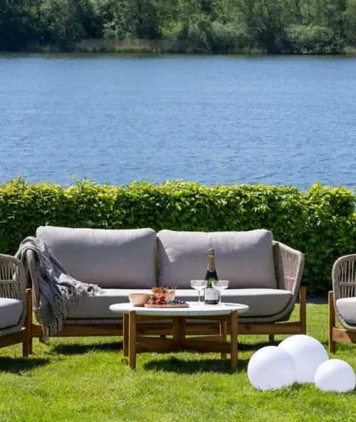 Rundt terracina sofabord i akacietræ og terazzo