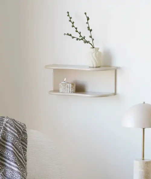 Rustik fyrfadsstage lavet cement i brun/beige farve
