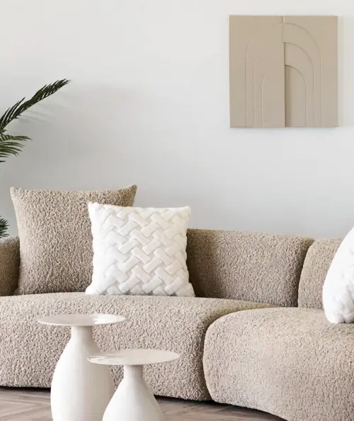 Ina vægdekoration i beige med rundelinjer