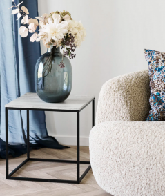 Vita hjørnebord med travertin look og sort stel