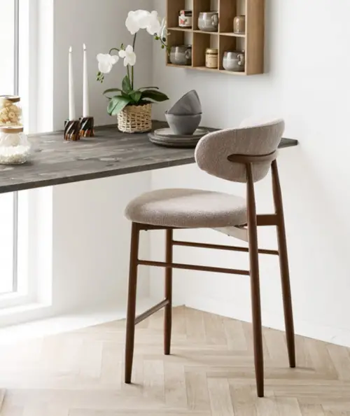 Levanto barstol i sand m. valnød trælook ben