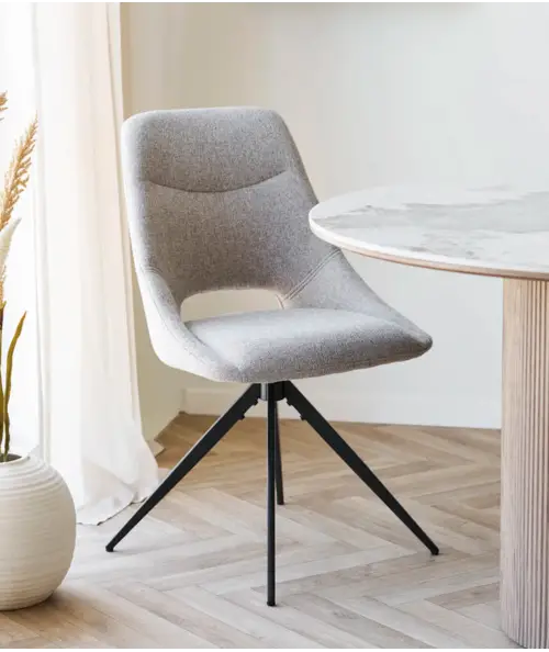 Dokka spisebordsstol i sand med sort drejefod