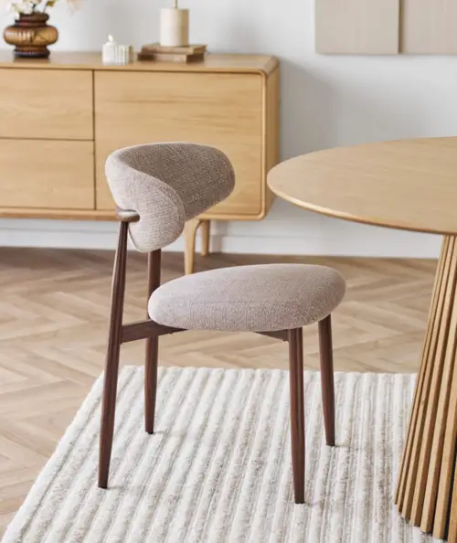 Levanto spisebordsstol i sand m. valnød trælook ben