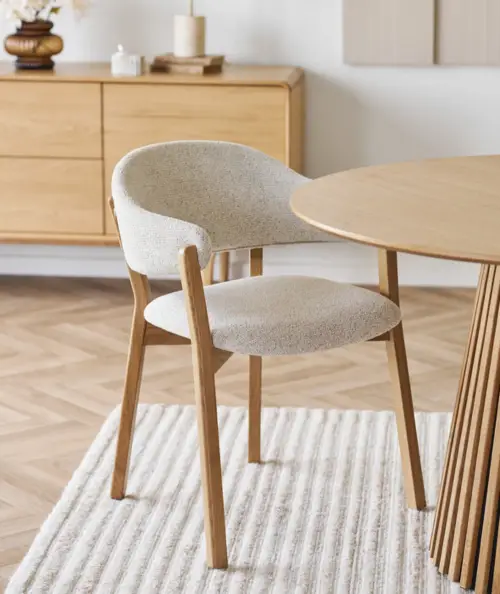 Dunkirk spisebordsstol i beige m. armlæn i egetræ med stof sæde