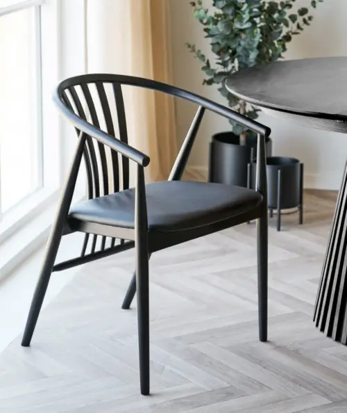 Agustin spisebordsstol i sort bøgetræ med PU sæde