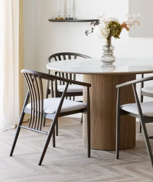 Agustin spisebordsstol smoked egetræ med stof sæde i sandfarve