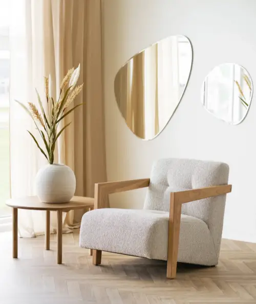 Caracas loungestol med armlæn i egetræ og beige stof