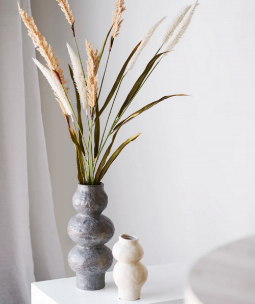 Vase i mørkegrå keramik