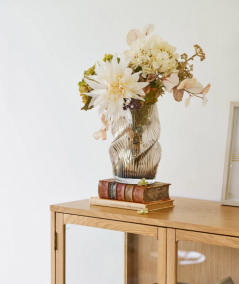 Vase i brun mundblæst glas