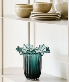 Vase i dekorativt mørkegrønt mundblæst glas