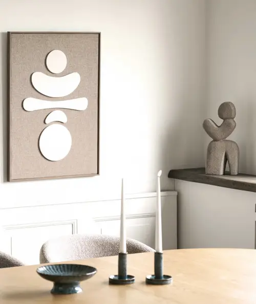 Dekoration lavet i brun keramik