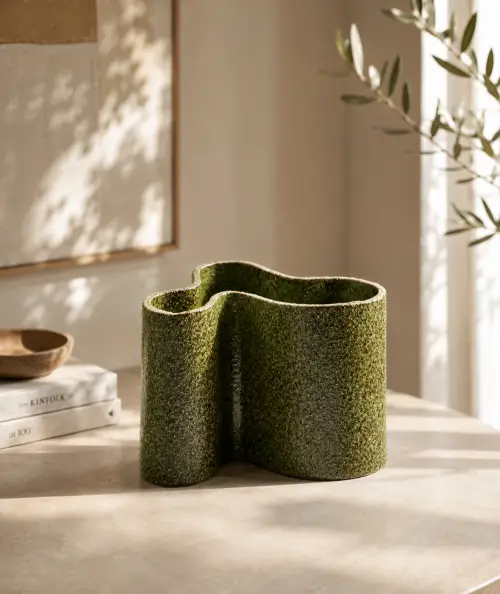 Vase lavet i mørk skov grøn keramik 14,5x19x14,5 cm