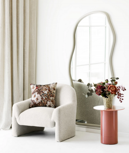 Bega spejl i organisk form i beige