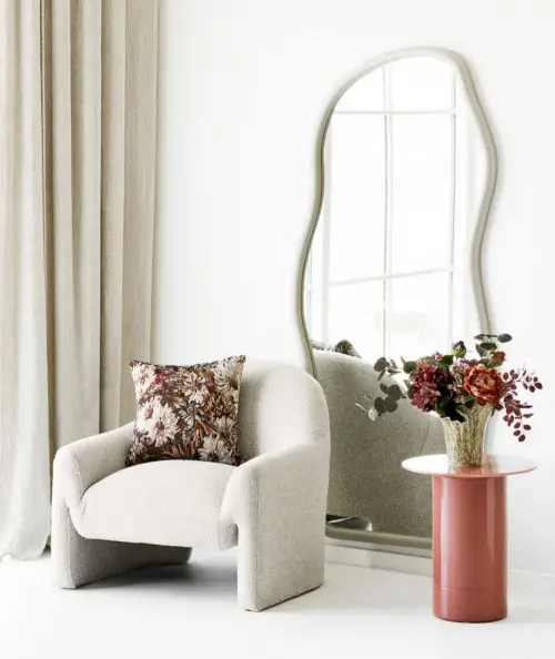 Bega spejl i organisk form i beige
