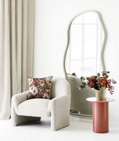Bega spejl i organisk form i beige