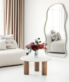 Bega spejl i organisk form i beige