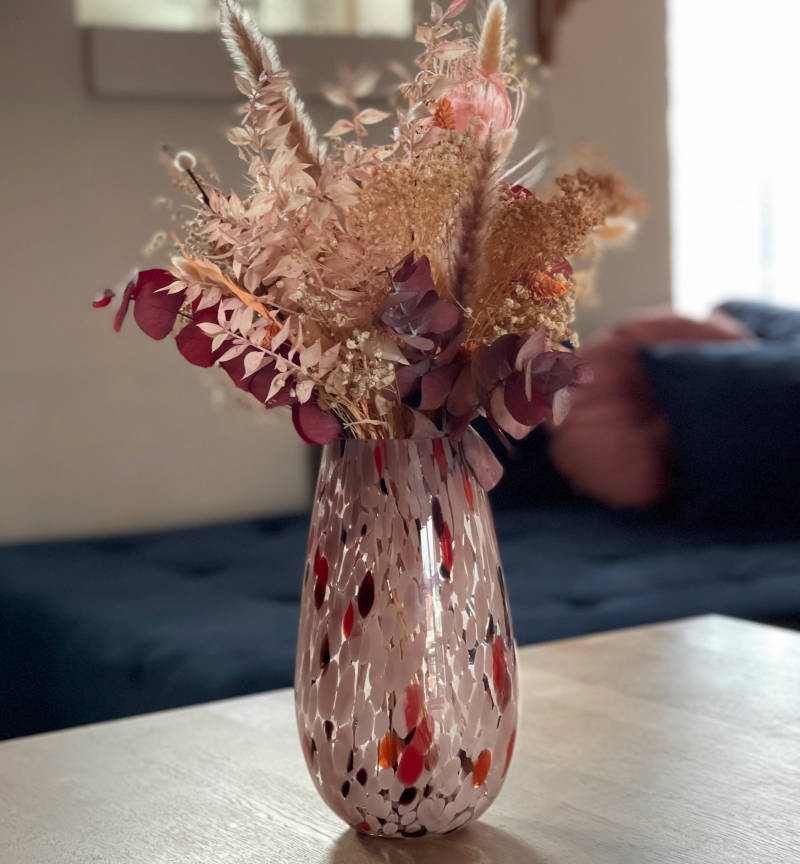 Artem vase i brun, hvid, rosa og rødt glas